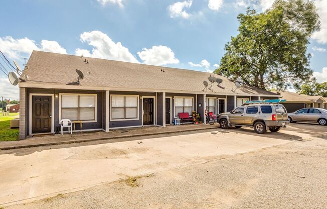 1 bed, 1 bath, 558 sqft, $895, Unit 208 N. Tarrant 11