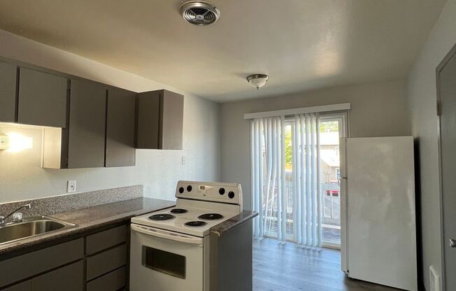 2 beds, 1 bath, 840 sqft, $1,350, Unit 685