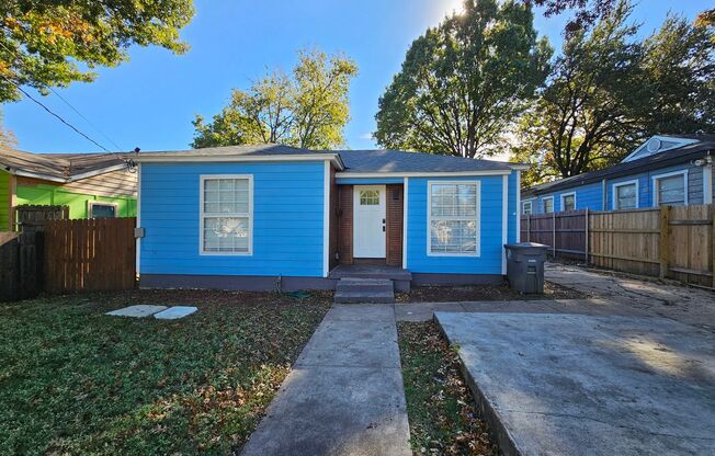 Recently renovated!! Cute 2 bed room in the heart of Dallas! Don't miss out.