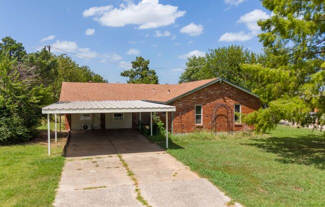 Charming 5-Bedroom Home with Vintage Style in Moore