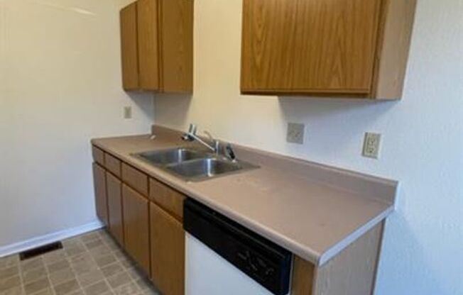 1 bed, 1 bath, $605, Unit 30