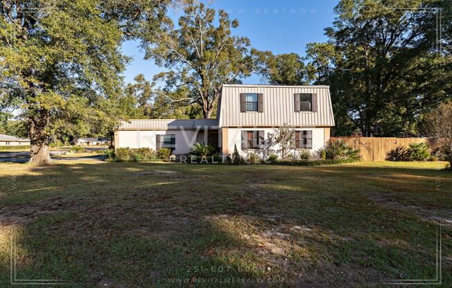 Charming 3-Bd 2.5 Ba on Corner Lot in Satsuma!