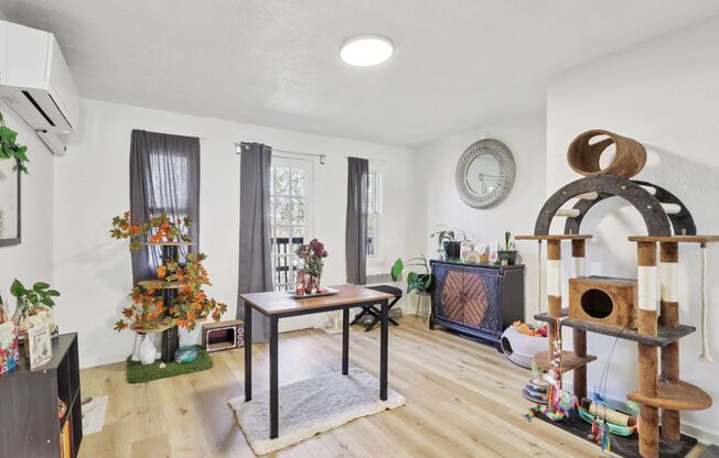 2 beds, 1 bath, 900 sqft, $1,225, Unit 136