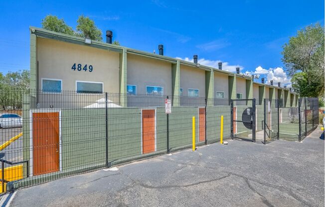 1 bed, 1 bath, 700 sqft, $810, Unit Unit 8