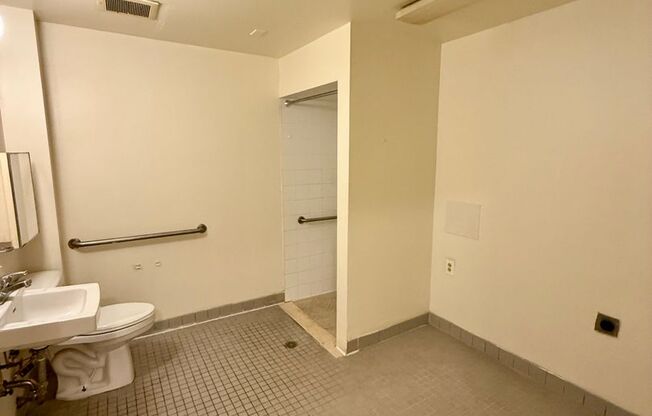 2 beds, 1 bath, 730 sqft, $950, Unit 800A