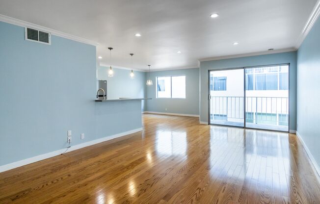 Spacious 2 BEDROOM/2 BATH Ample Closet Space Family Friendly
