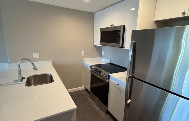 2 beds, 1 bath, $3,400, Unit 31