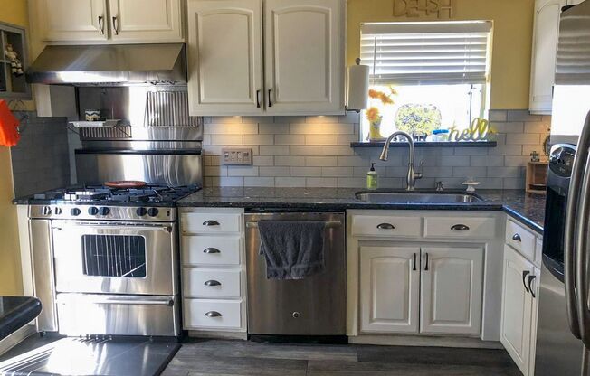 5 Bed 3 Bath House With Amazing Salt Water Pool!