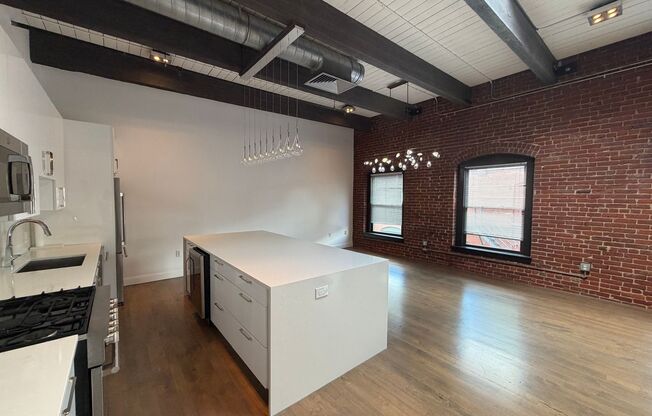 Prime Fort Point 1BR Condo – Steps from Seaport & South Boston w/ Garage Parking