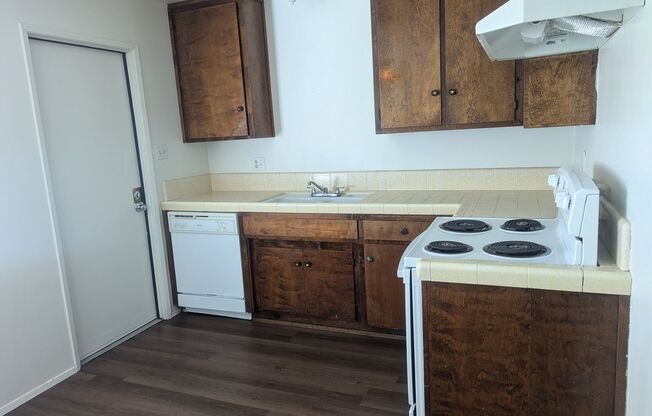 2 beds, 1 bath, $1,200, Unit A