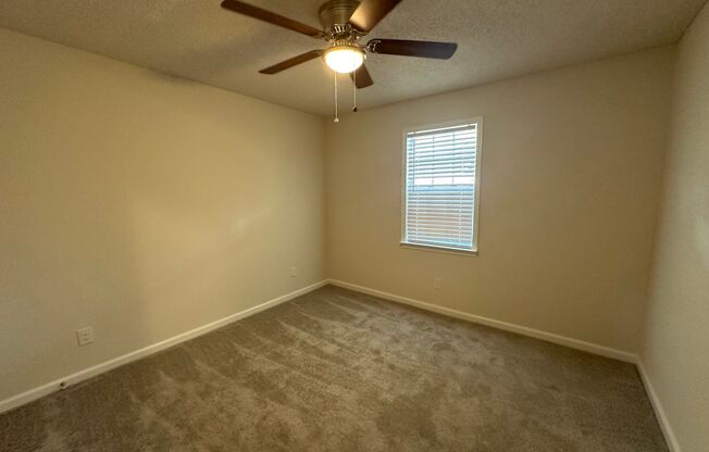 2 beds, 1 bath, $800, Unit Apt 17