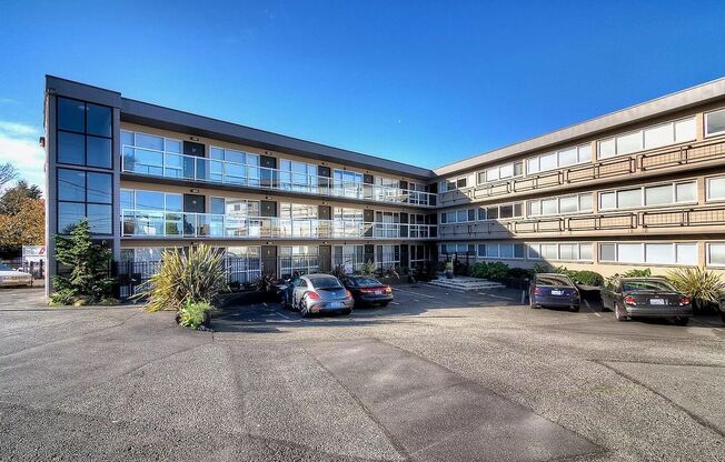 Location, Location, Location! - Modern one bedroom near Alki Point Lighthouse