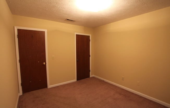 3 beds, 2 baths, $1,250, Unit # 9 B