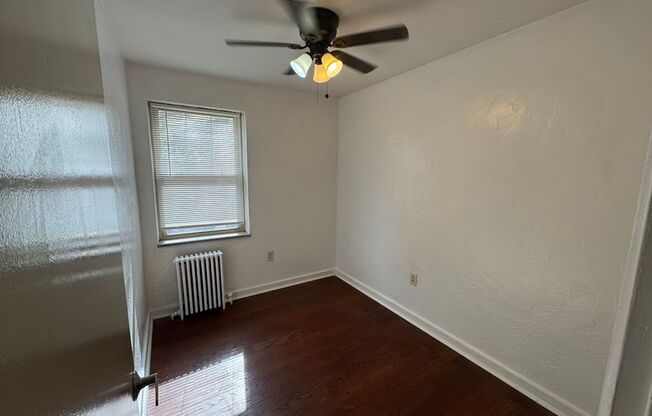 3 beds, 1 bath, $2,100, Unit 306D