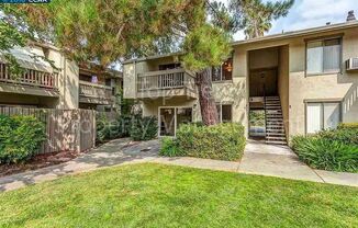 Beautiful 2 bed / 2 bath / 940 sqft end-unit condo in heart of Walnut Creek - Available 09/15