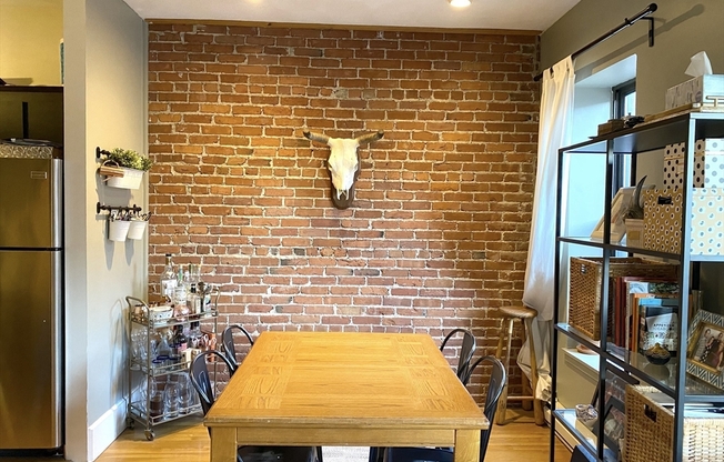 242 W NEWTON ST