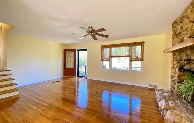 Beautiful Creekside Cottage in North Asheville