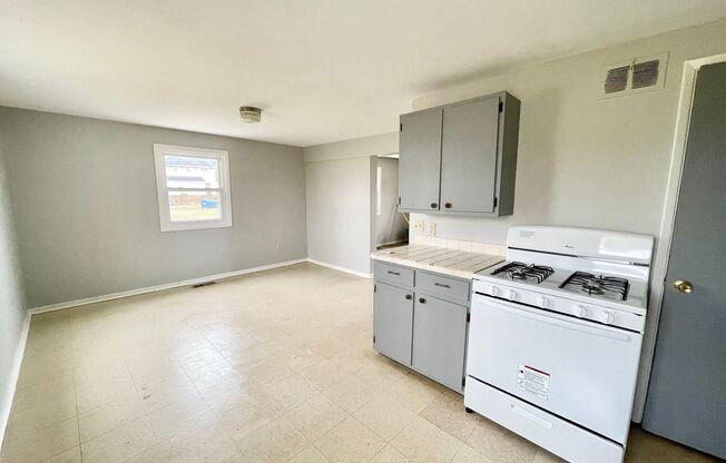 3 beds, 1 bath, 1,500 sqft, $1,150, Unit 1721