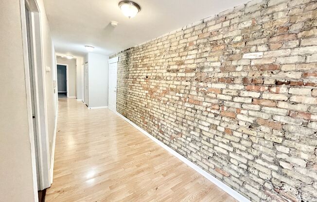 3 beds, 1 bath, $1,500, Unit 1726-02