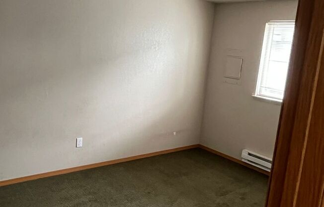 2 beds, 1 bath, 800 sqft, $950, Unit 2