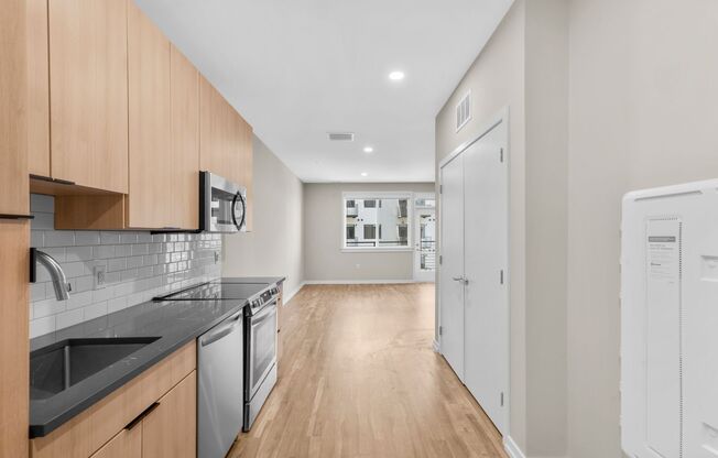 Studio, 1 bath, 548 sqft, $1,940, Unit 608