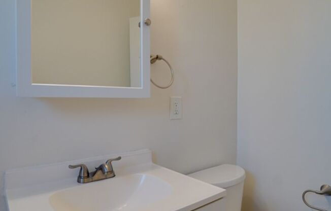 2 beds, 1 bath, $2,050, Unit A