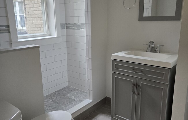 2 beds, 1 bath, $3,100, Unit 17