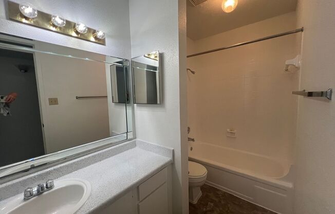 2 beds, 2 baths, 1,000 sqft, $1,275, Unit 812
