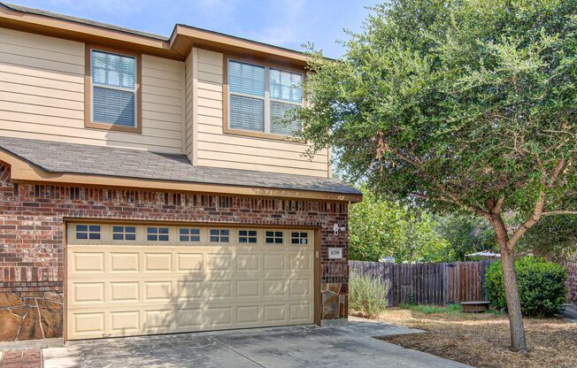 AVAILABLE NOW! Beautiful 3 Bedroom Duplex Located in New Braunfels, Texas!