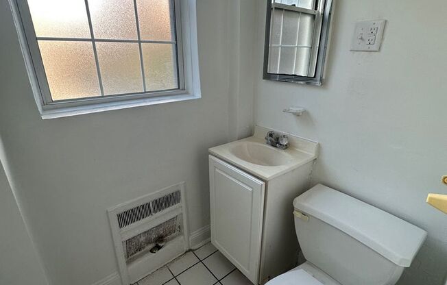 1 bed, 1 bath, 962 sqft, $1,560, Unit New King Edward  208