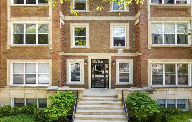 3 beds, 2 baths, 1,345 sqft, $2,150, Unit 4143 S. Michigan Ave #1