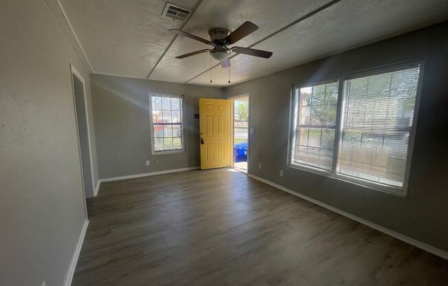 ADORABLE 2 BEDROOM DUPLEX FOR LEASE