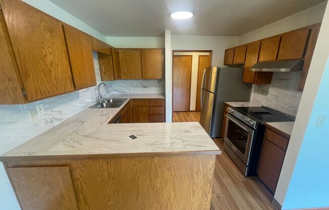 2bd/1.5Ba Duplex in NW Portland in a Quiet Bethany Neighborhood ~ Single Car Garage and Washer/Dryer Hooks Ups!!!