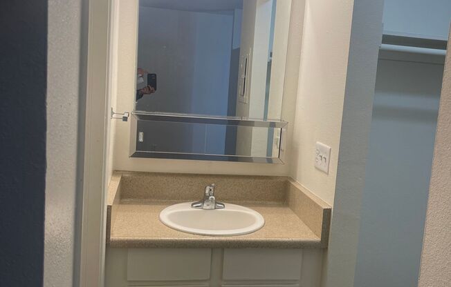 Studio, 1 bath, 400 sqft, $732, Unit 215-2