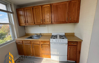 2 beds, 1 bath, $1,300, Unit Unit 3