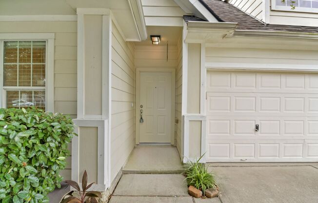 Tranquility Meets Convenience: Charming 3 Bed/2 Bath by the Lake