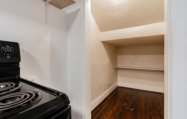 Studio, 1 bath, 400 sqft, $950, Unit 28