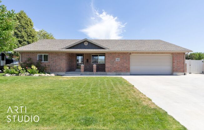 **Stunning 4-Bedroom Home with Modern Amenities in a Family-Friendly Community!**