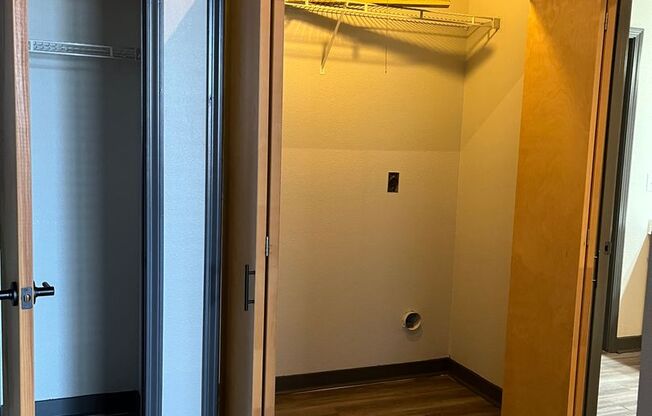 Studio, 1 bath, 640 sqft, $1,085, Unit 403