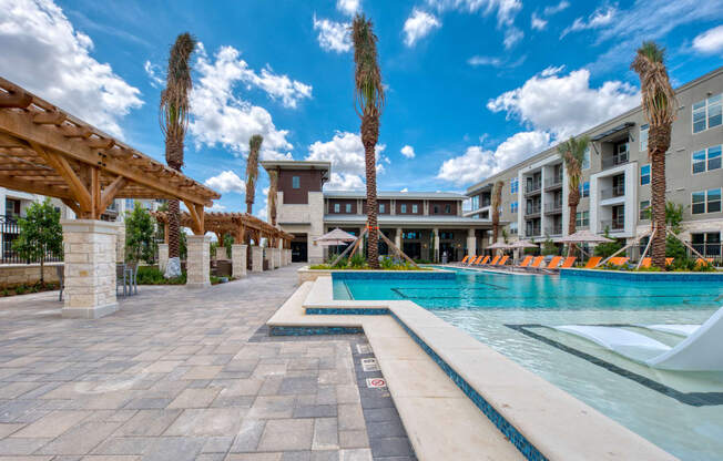 Apartments in North San Antonio with Refreshing Swimming Pool at The Retreat at the Rim