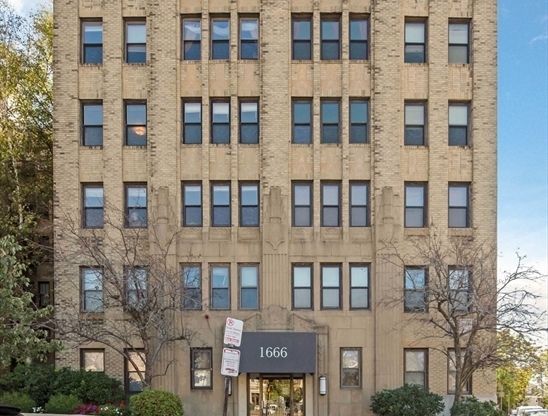 2 beds, 1 bath, 833 sqft, $2,900, Unit 52