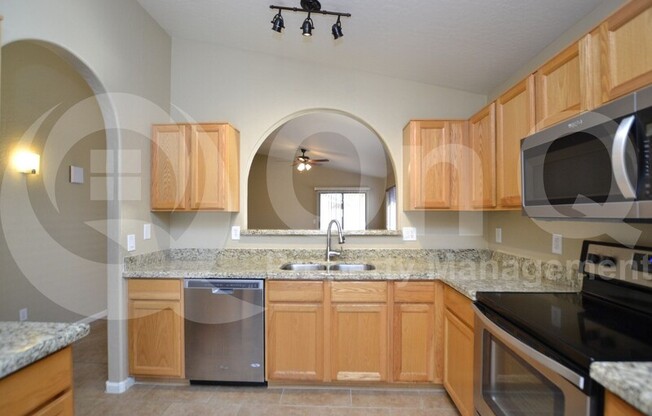 734 W OXFORD LN