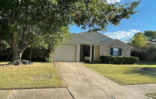 Move in today! This charming single-family home!