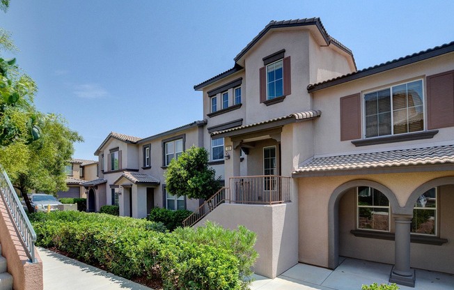 Charming 2 Bedroom + Loft Townhouse in Prime Summerlin Location!