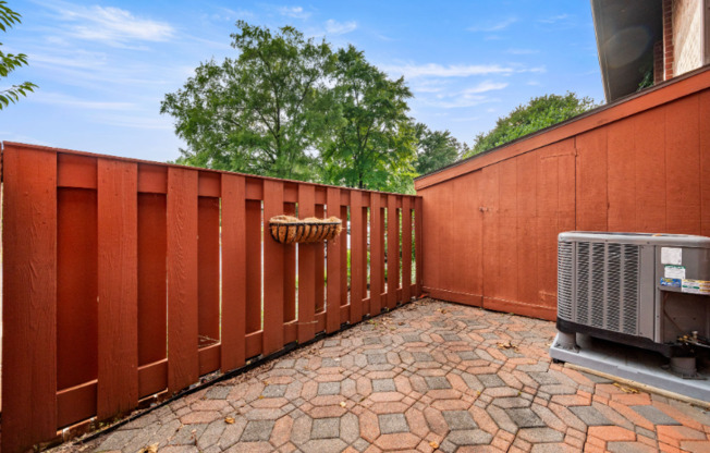 404 WORTHINGTON DR