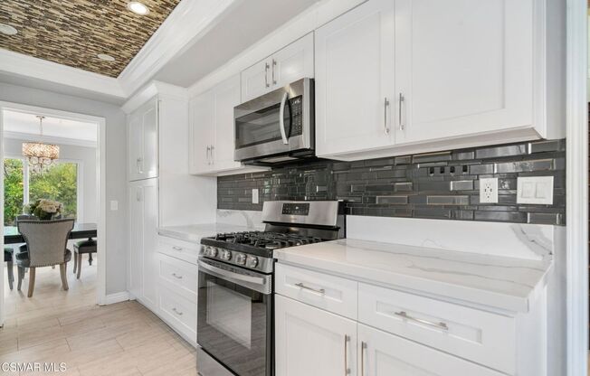 Gorgeous Shadow Run Home perched on a quiet cul de sac in Moorpark with access to community Pool & Spa!