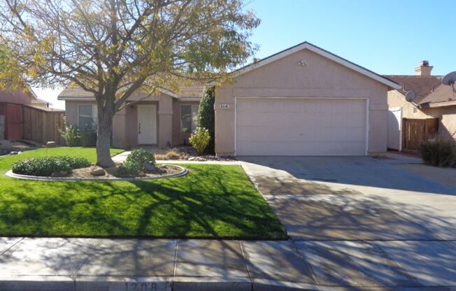 Beautiful One Story Home in Rosamond in Excellent Condition