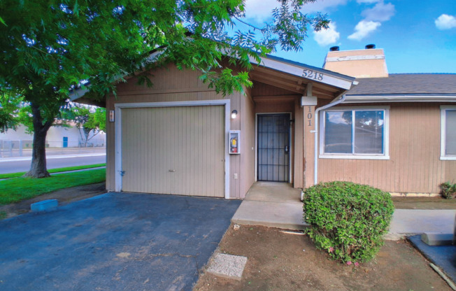 5218 E Lowe
