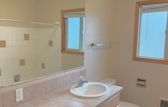 2 beds, 1 bath, 840 sqft, $1,695, Unit D03
