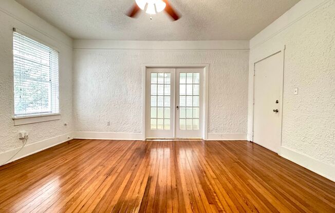 Large Renovated 2 Bedroom Unit, FREE Parking and FREE Washer/Dryer, Move In Ready, Steps to Lake Eola in Downtown Orlando, Hard Wood Flooring,